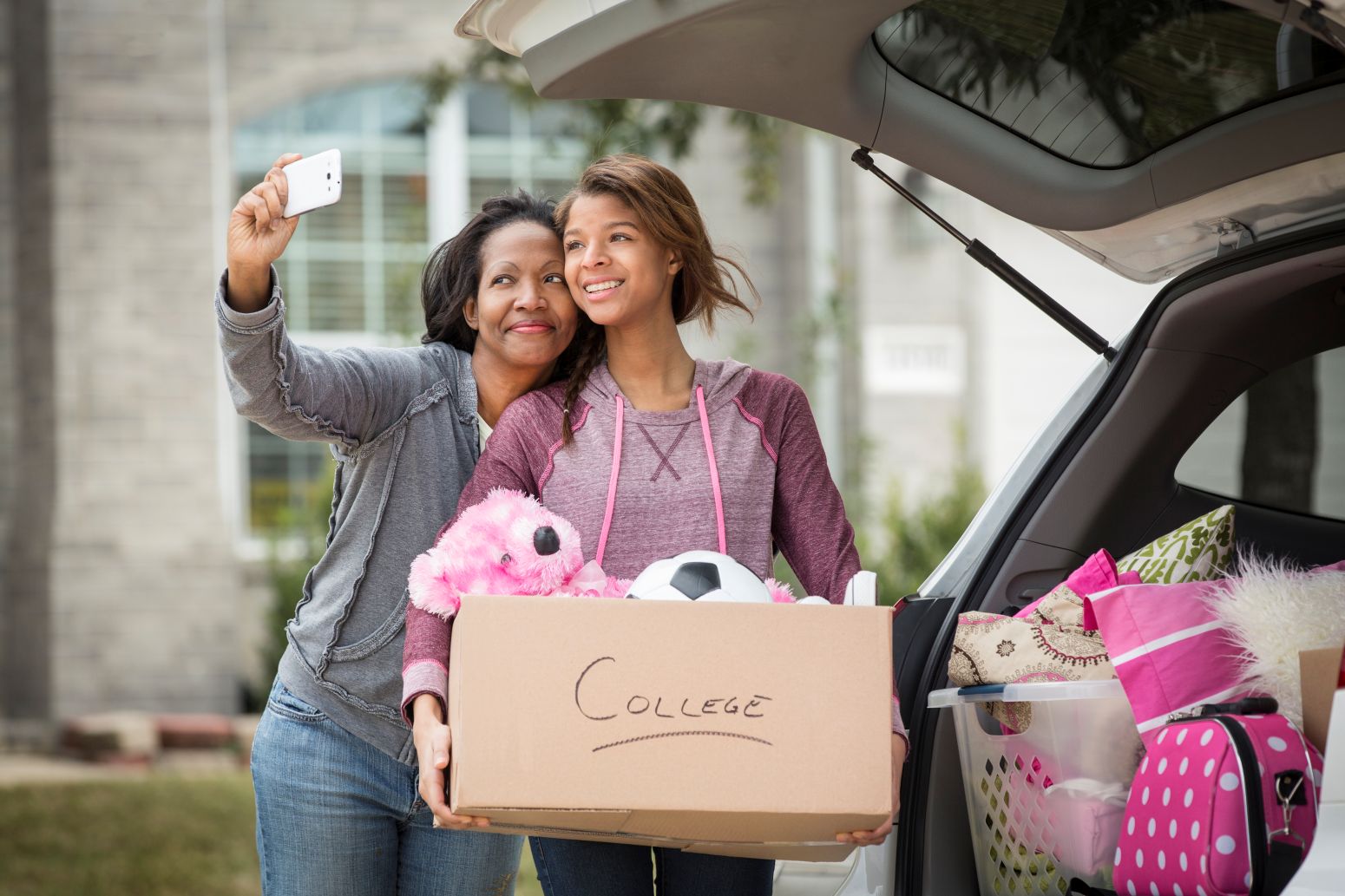 A mom dropping her daughter at college, representing how to stay connected to your college freshman