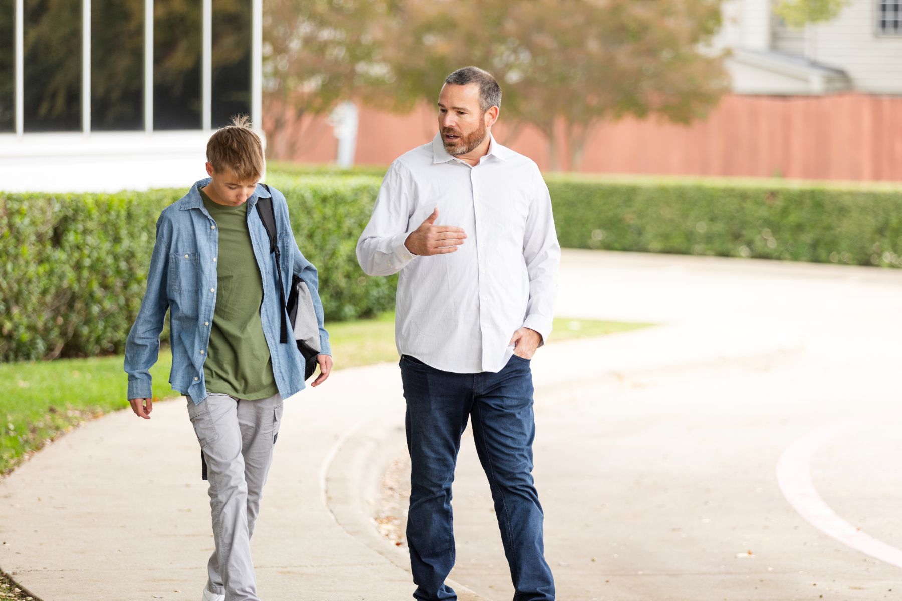 A recovery coach, o en Espanol, un coach de recuperacion, walking and talking with a teenage client